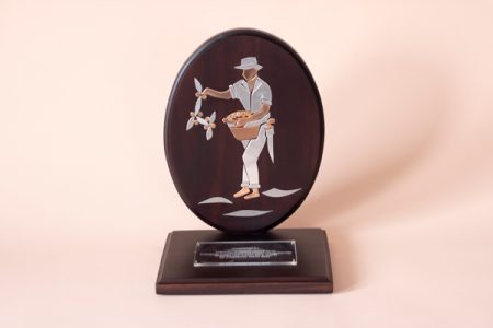 Reconocimiento de madera con detalle metálico