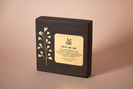 Reconocimiento con detalle de madera y placa dorada