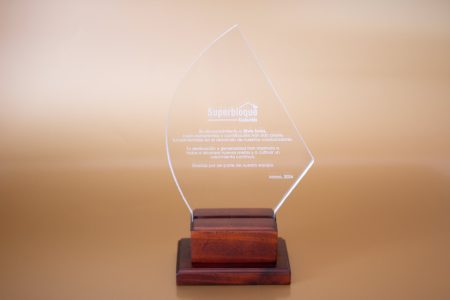 Reconocimiento acrílico de 10 mm con grabado láser blanco y base de madera rojiza