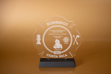 reconocimiento acrílico transparente personalizado con grabado láser blanco y base de madera