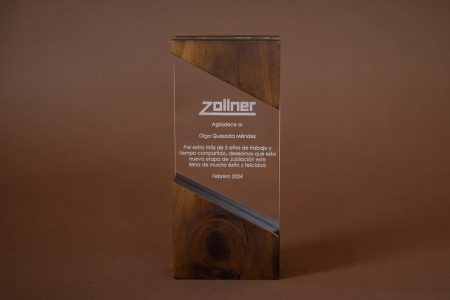 reconocimiento acrílico grabado láser con madera