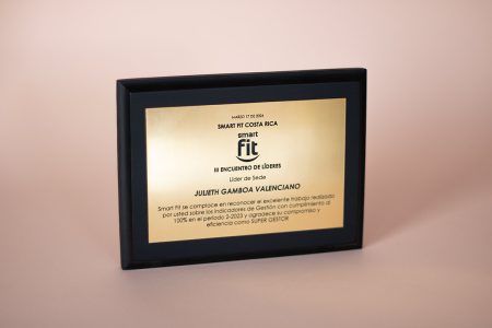 Retablo de madera con tinte negro mate y placa dorada grabada personalizada para colgar en pared