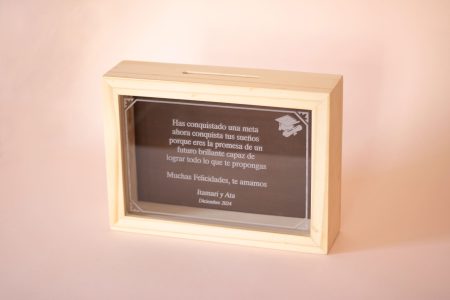 Vista trasera de alcancía de madera con fondo de MDF oscuro y apertura posterior