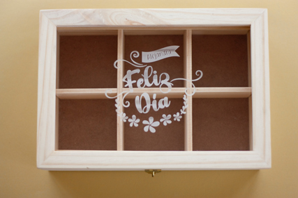 Caja de madera para bolsas de té con tapa acrílica grabada personalizada en color blanco