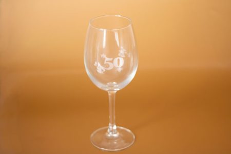 Copa de vidrio con tallo de 20 oz con grabado láser personalizado en color blanco translúcido