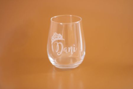 Copa de vidrio sin tallo de 12 oz con grabado láser personalizado en color blanco translúcido