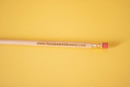 Detalle del grabado personalizado en lápiz de grafito de madera color natural