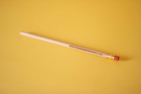 Detalle del grabado personalizado en lápiz de grafito de madera color natural