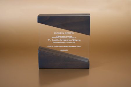 Reconocimiento cuadrado en acrílico transparente de 5 mm con grabado láser blanco y estructura de madera tintada