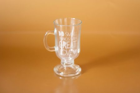 Taza de vidrio para café capuchino de 260 ml con grabado láser personalizado en color blanco translúcido