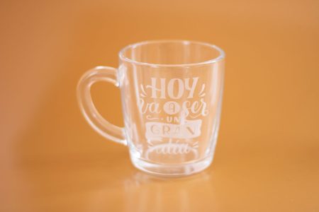 Taza de vidrio transparente de 11 oz para café con grabado láser blanco visible según la luz