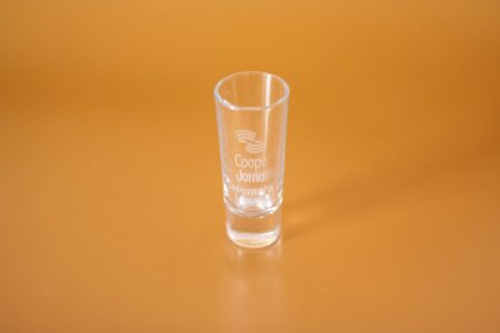 Tequilero de vidrio con grabado láser personalizado en color blanco translúcido, disponible en 1.5 oz y 2 oz