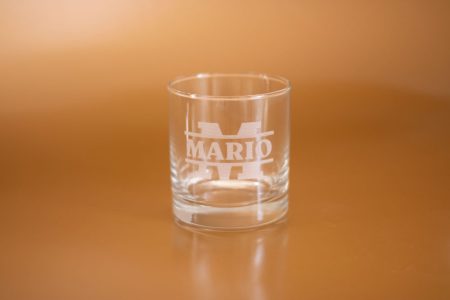 Vaso de vidrio para whisky de 10 oz con grabado láser personalizado en color blanco translúcido