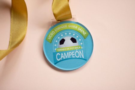 Medalla acrílica con adhesivo impreso (15 a 29 unidades)