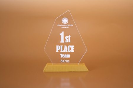 reconocimiento acrílico transparente personalizado con base impresa en 3D