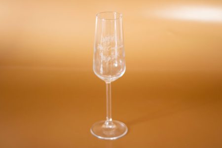 Copa de vidrio tipo flauta de 6.5 oz con grabado láser blanco translúcido para brindis