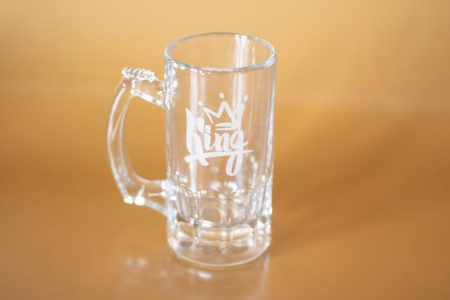 Jarra de vidrio para cerveza de 12 oz con grabado láser blanco translúcido personalizado en una sola cara