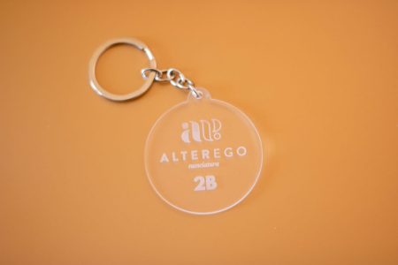 Llavero acrílico redondo personalizado con grabado láser blanco y argolla metálica