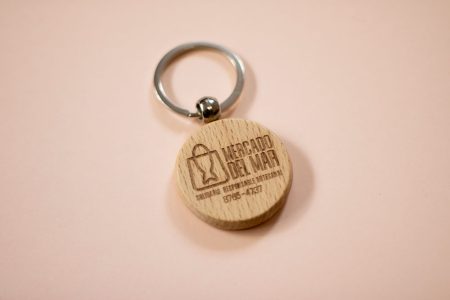 Llavero de madera natural redondo con grabado láser color café y argolla metálica