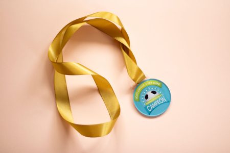 Medalla acrílica redonda personalizada para premiaciones en volumen