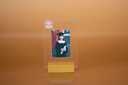 Reconocimiento pequeño en acrílico transparente con foto impresa, grabado láser y base 3D personalizada