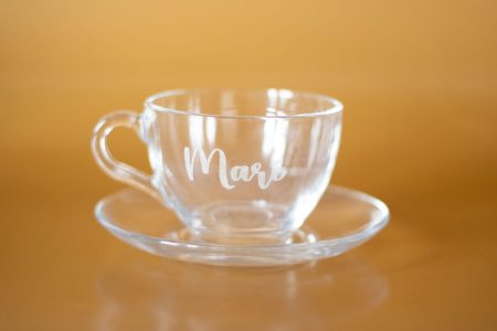 Taza de vidrio transparente de 85 ml con grabado láser blanco y plato incluido