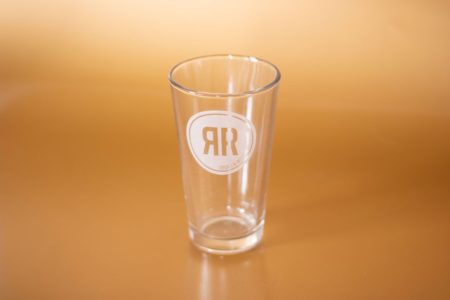 Vaso de vidrio tipo pinta de 16 oz con grabado láser blanco translúcido personalizado en un lado