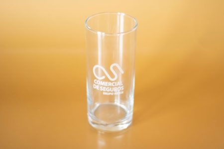 Vaso de vidrio recto de 13 oz con grabado láser personalizado en color blanco translúcido