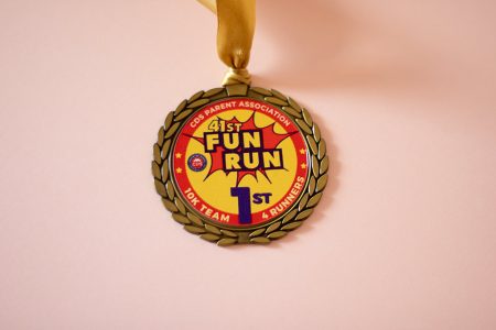 Medalla metálica dorada, plateada o bronce con adhesivo impreso full color y cinta a escoger