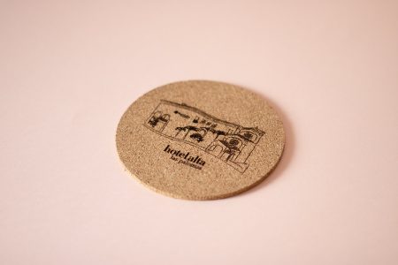 detalle de grabado láser en posavasos de corcho 3mm