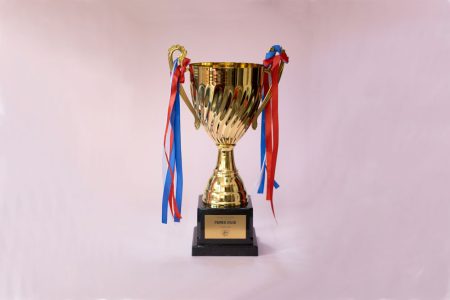 copa trofeo plástica personalizada con placa grabada
