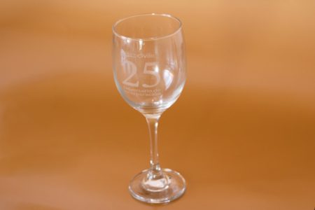 Copa de vidrio transparente de 16 oz con grabado láser blanco visible según la luz