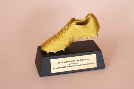 Figura de zapato de fútbol impresa en 3D en PLA con base de madera negra y placa grabada personalizada