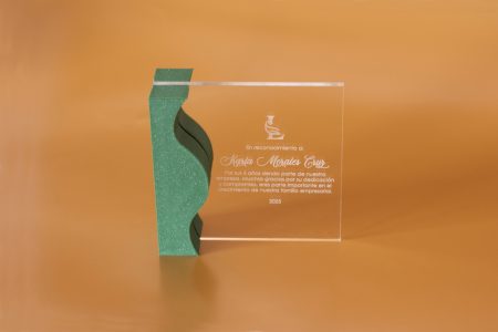 detalle de grabado láser blanco en reconocimiento acrílico transparente