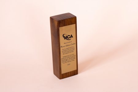 Reconocimiento de madera de pino con tinte y placa grabada personalizada en color dorado, plateado o bronce