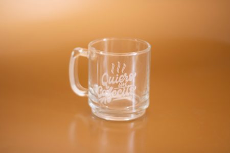 Taza de vidrio transparente de 10 oz para café con grabado láser blanco visible según la luz