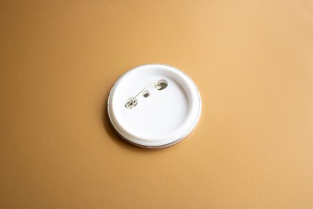 Parte trasera de broche promocional personalizado con sistema de alfiler metálico